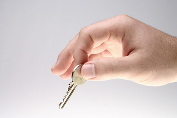 Homem entregando chave de habitação