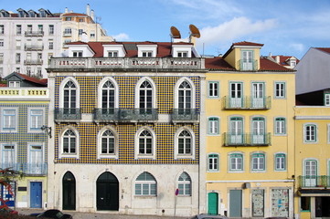 Fototapeta na wymiar Façades portugaises avec Azulejo.