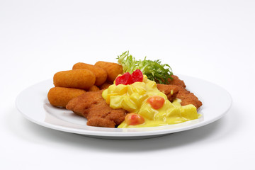 Kotelett mit Kroketten und Kartoffelsalat