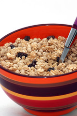 Bol lleno de cereal en un desayuno