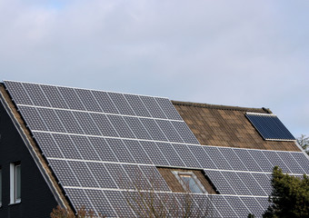 Fototapeta premium prąd i ciepła woda, fotowoltaika i energia słoneczna