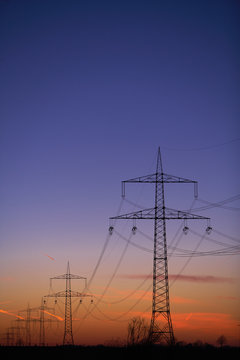 Strommasten zum Sonnenuntergang