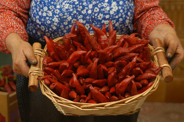 rote Paprikaschoten in einem Korb