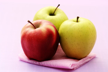 red and green apple