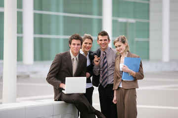 Groupe de jeunes adultes en formation commerciale