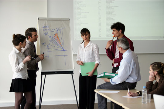 Groupe de jeunes adultes en formation commerciale