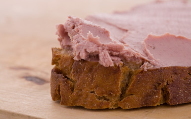 Rand von Brot mit Aufstrich