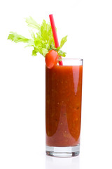 Bloody Mary mit Strohhalm vor weiß