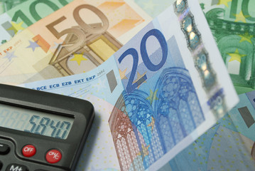 Geldscheine und Taschenrechner