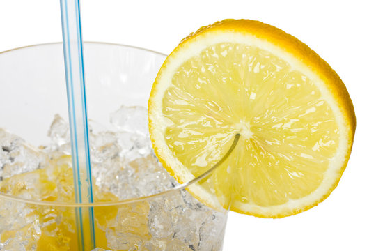 Glas Orangensaft mit Zitronenscheibe und Strohhalm