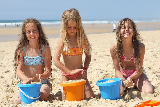 Trois fillette jouant dans le sable