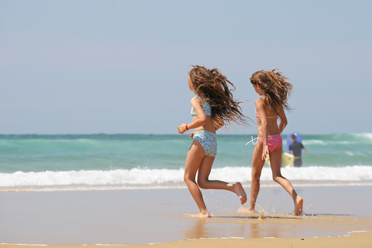 Enfants courant sur la plage