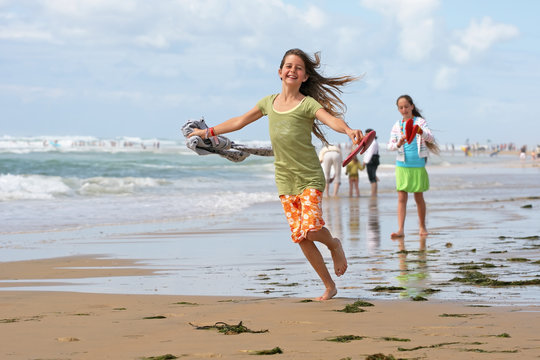 Enfant courant sur la plage