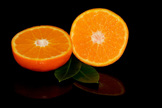 Durchgeschnittene Mandarine gespiegelt