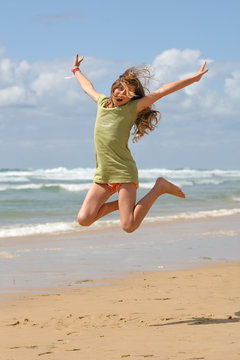 Enfant sautant sur la plage