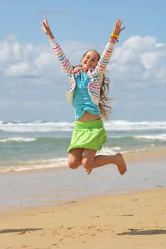 Enfant sautant sur la plage