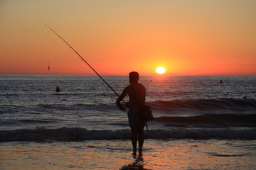 Angler am Meer bei Sonnenuntergang