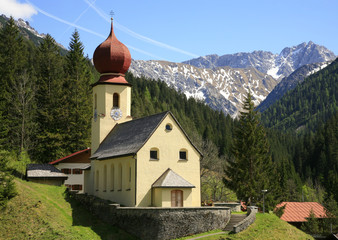 Fototapeta na wymiar Alpenkirchlein