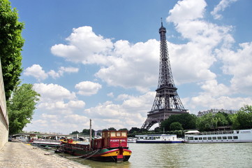 Paris, les quais, la Seine et la Tour Eiffel.
