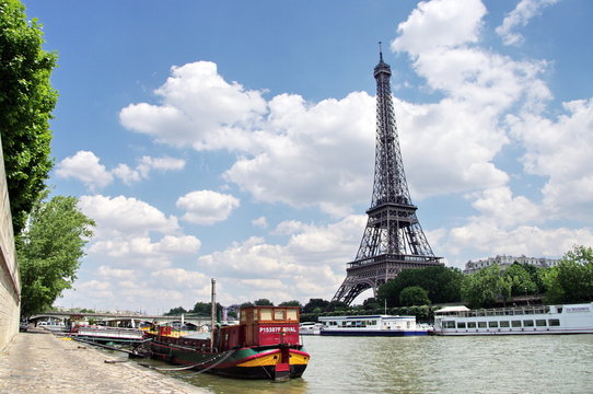 Paris, les quais, la Seine et la Tour Eiffel.