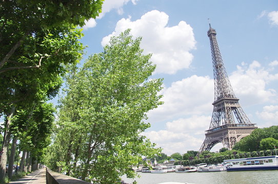 Paris, La Seine et la Tour Eiffel.