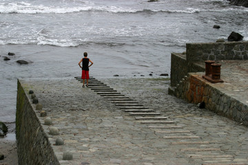 Junge am Wasser