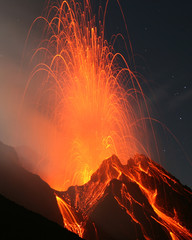 Vulkanausbruch. Nächtliche Eruption am Vulkan Stromboli