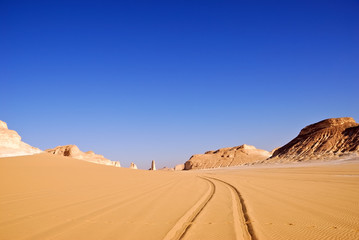 Fototapeta na wymiar Sahara, droga na pustyni