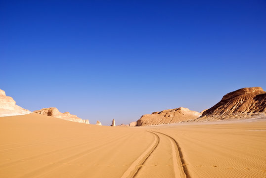 Sahara, the road in the desert © Oleg Znamenskiy