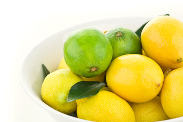 Grüne und gelbe Zitronen in Schüssel