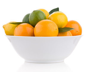 Zitrusfrüchte in Schüssel seitlich