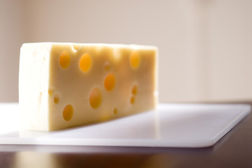 scheibe käse emmentaler auf schneidebrett