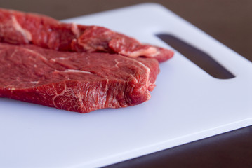 fleischscheiben auf schneidebrett