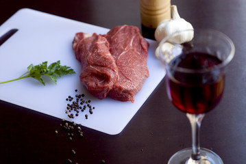 fleischscheiben liegen auf schneidebrett mit zutaten