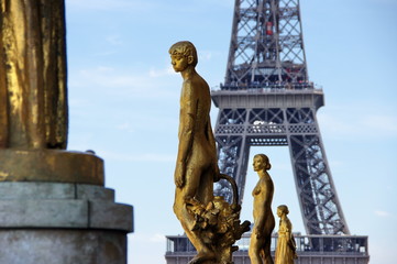 Tour eIffel et statues d'or, Trocadéro, Paris. - obrazy, fototapety, plakaty