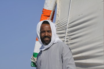 portrait de marin sur une félouque assouan