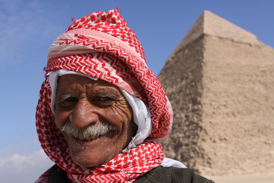 portrait d' egyptien pyramide de Gizeh