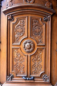 moulures sur porte en bois