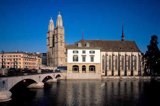 Grossm&uuml;nster, Wasserkirche und Helmhaus. Z&uuml;rich