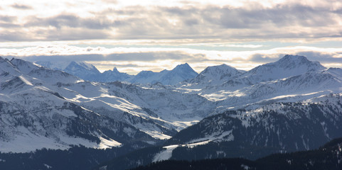 aube sur la chaine des alpes