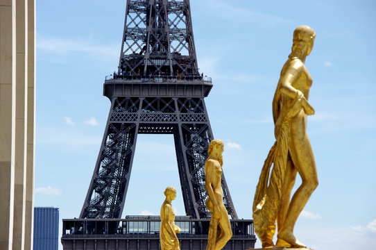 Tour Eiffel et statues dor&eacute;es du Trocad&eacute;ro, Paris, France.