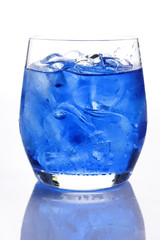 glas mit blauem wasser