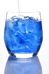 glas mit blauem wasser