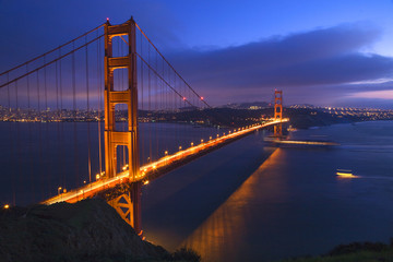 Obraz premium Golden Gate Bridge at Night with Boats San Francisco California