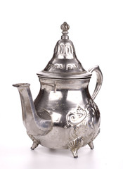 ancienne théière isolée sur un fond blanc