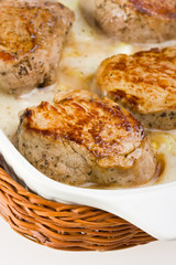 Scheiben vom Schweinefilet in Pfeffersauce