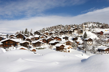 village couvert de neige fraiche