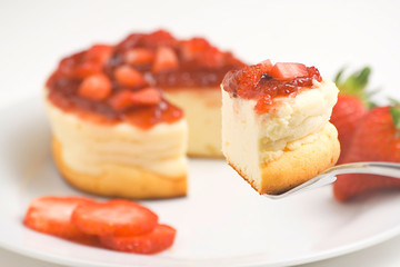 cheesecake with fresh strawberries and blackberry jam