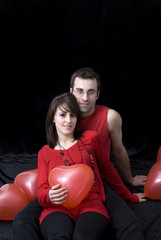 jeune couple de saint valentin en rouge sur fond noir