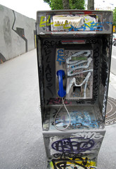 cabine téléphonique couverte de graffitis.